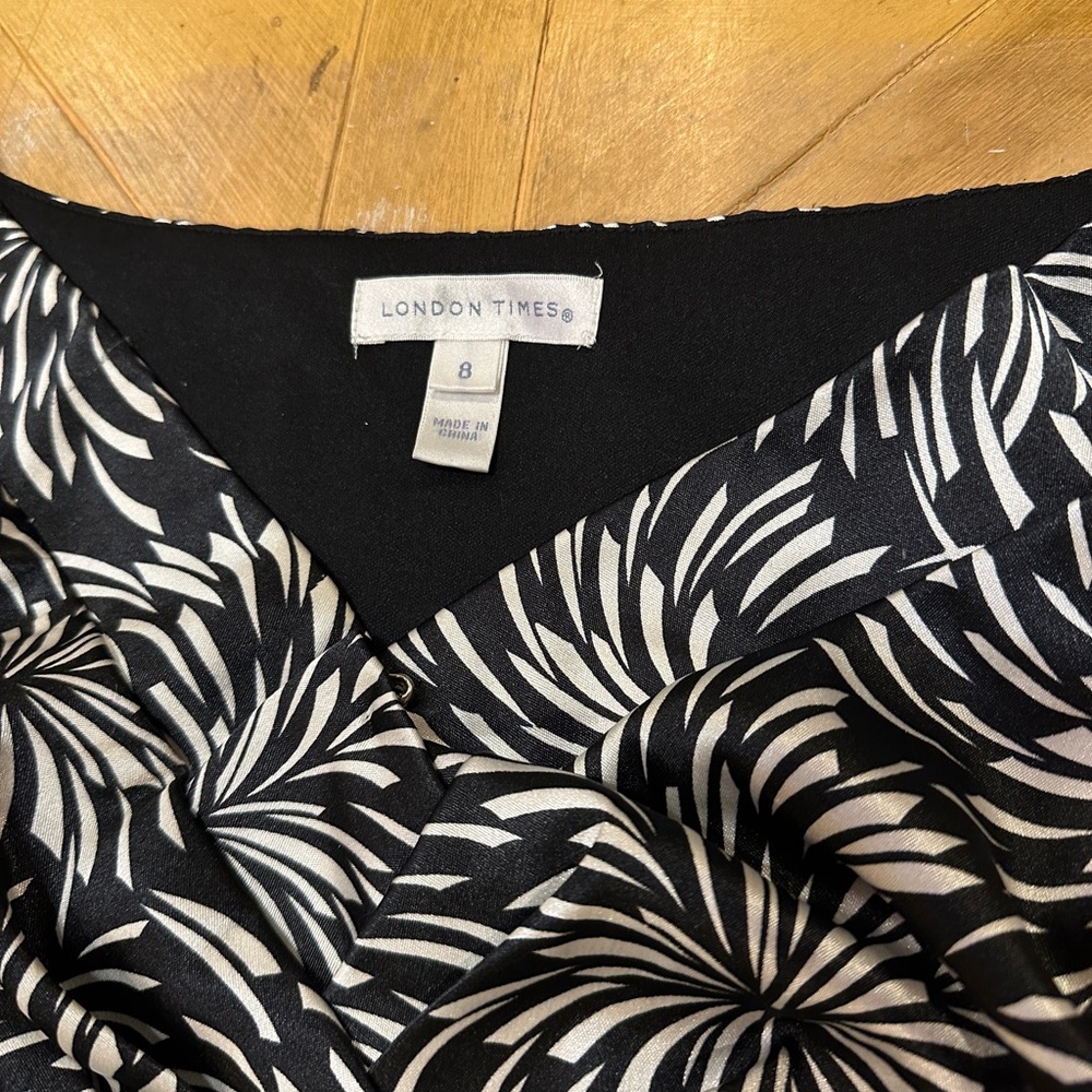 London Times Black White Midi Dress Size 8 Ruffle V-Neck Abstract Print - Picture 4 of 7